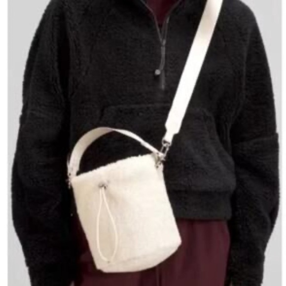 Lululemon New Year Crossbody Fleece Bucket Bag 2.5L White Opal - Picture 11 of 11